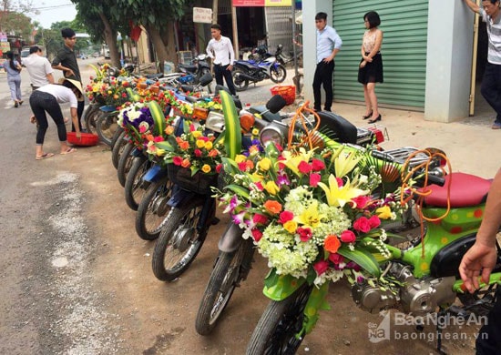 Dàn xe Cub được trang hoàng trước lúc rước dâu. Ảnh nhân vật cung cấp