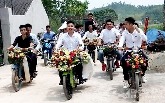 Đám rước dâu bằng xe Cub tưng bừng trên đường làng