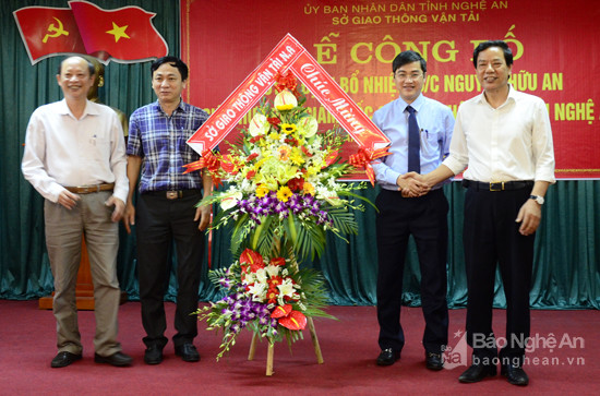 Lãnh đạo Sở GTVT tặng hoa chúc mừng đồng chí Nguyễn Hữu An, Ảnh Thanh Lê
