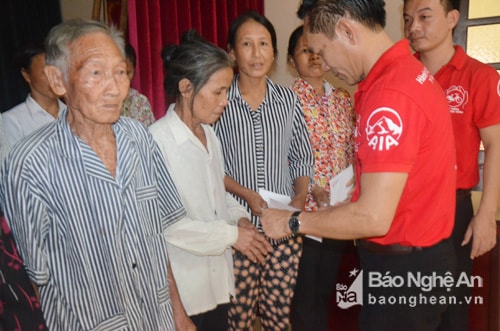 Hàng năm, Tổng đại lý AIA Nghệ An quan tâm dành hàng tỷ đồng vào các chương trình nhân ái hướng đến cộng đồng. Ông Hà Văn Phúc - Tổng Đại lý AIA Nghệ An là người đầy tâm huyết, luôn dành nhiều sự quan tâm đến những số phận khó khăn, kém may mắn trong cuộc sống ở các vùng sâu, xa trên địa bàn tỉnh. Trong ảnh ông Hà Văn Phúc ặng hoa cho Chủ tịch UBND Nghĩa Thuận-TX Thái Hòa: Ảnh Lương Mai.