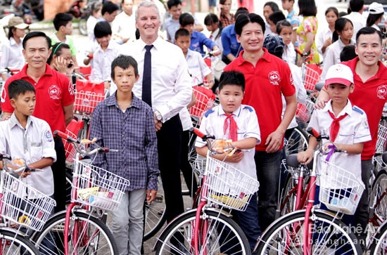 Lãnh đạo văn phòng AIA Nghệ An (Ngoài cùng bên trái) trong chương trình hành trình nhân ái, tặng xe đạp cho học sinh nghèo Nghệ An do AIA Việt Nam triển khai. Ảnh Lương Mai 