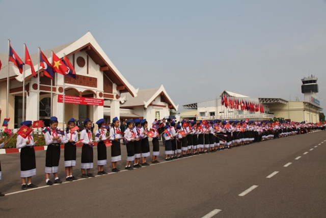 Đông đảo học sinh Lào chào đón Thủ tướng Nguyễn Xuân Phúc