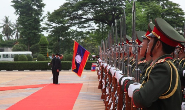 Hai Thủ tướng chào cờ khi duyệt đội danh dự.