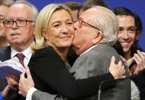 Bà Le Pen và cha, người sáng lập đảng Mặt trận Dân tộc Jean-Marie Le Pen. Ảnh: AP.