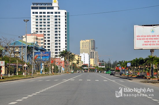 Nhiều khách sạn tiêu chuẩn 4,5 sao trên đường Bình Minh, Thị xã Cửa Lò. Ảnh: Thu HUyền 