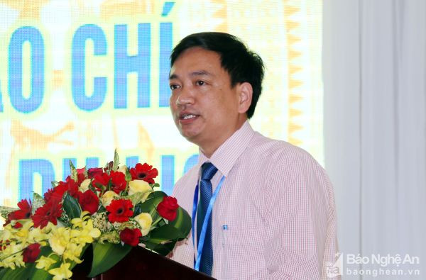 Đồng chí Trần Hữu Nghĩa - Phó Tổng biên tập Báo Nghệ An với bài tham luận