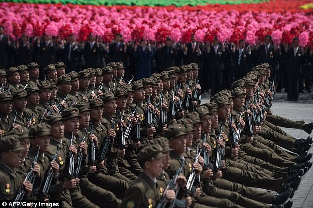 Cuộc diễu binh quân sự quy mô lớn của Triều Tiên nhân kỷ niệm 105 ngày sinh Cố Chủ tịch Kim Nhật Thành ngày 15/4 và các vũ khí được trình diễn nhằm mục đích tuyên truyền phần lớn đều là giả mạo. Ảnh: Getty