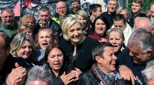 Bà Marine Le Pen chụp ảnh với người ủng hộ trước nhà máy Whirlpool ở thành phố Amiens, vùng Tây-Bắc nước Pháp hôm 26/4. Đây cũng là thành phố quê hương của ứng cử viên theo đường lối ôn hòa Emmanuel Macron. Ảnh: AFP