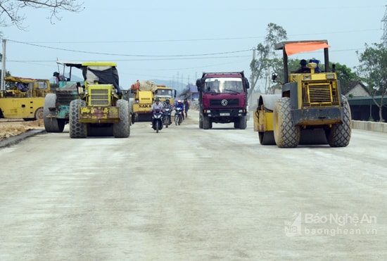 Đường D4 đoạn qua xã Nghi Thuận đang được gấp rút thi công.