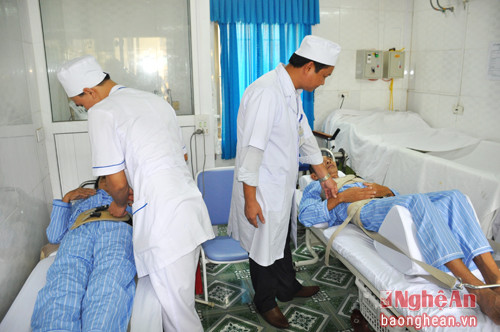 Khám, điêu trị tại Bệnh viện phục hồi chức năng Nghệ An. Ảnh: Thanh Thủy