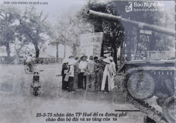 Bức ảnh ghi lại khoảnh khắc nhân dân thành phố Huế đón chàobộ đội giải phóng (ngày 25/3/1975) đang được Đại tá Hồ Hữu Lạn lưu giữ.