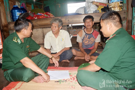 BĐBP thăm hỏi các thuyền viên. Ảnh: Hải Thượng
