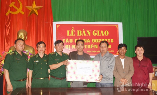 Đồn BP Quỳnh Thuận trao quà động viên  các ngư dân. Ảnh: Hải Thượng