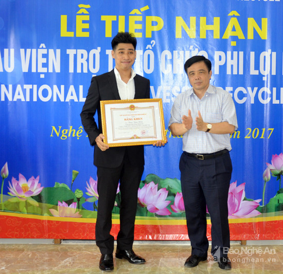 Đồng chí Huỳnh Thanh Điền- Phó Chủ tịch UBND tỉnh trao Quyết định bổ nhiệm Phó Giám đốc Sở Giao thông vận tải