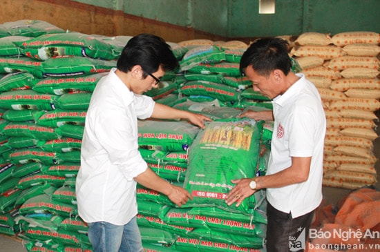 Sản phẩm phân bón tổng hợp NPK đáp ứng kịp thời nhu cầu sản xuất của người dân. Ảnh: Hoàng Vĩnh