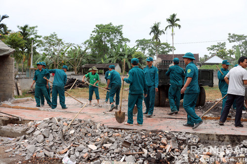 Lực lượng dân quân tự vệ xã Hùng Sơn giúp gia đình anh Nguyễn Văn Thái dọn dẹp, khắc phục sự cố để sớm ổn định cuộc sống