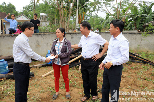 Lãnh đạo huyện đến thăm và động viên gia đình anh Nguyễn Văn Thái vượt qua khó khăn