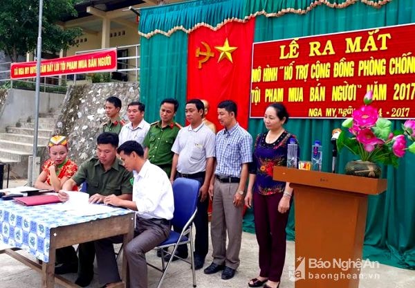 Các thành viên BCĐ mô hình Hỗ trợ cộng đồng phòng chống mua, bán người”  ký cam kết. Ảnh: Đình Tuân