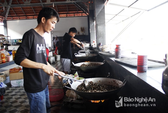 Ngoài phong cảnh đẹp, bãi tắm thoải và làn nước trong mát, biển Quỳnh còn có những đặc sản nức tiếng. Trong ảnh: Đầu bếp khu Ruby Star Beach Quỳnh Resort chế biến món ốc mỡ xào me.