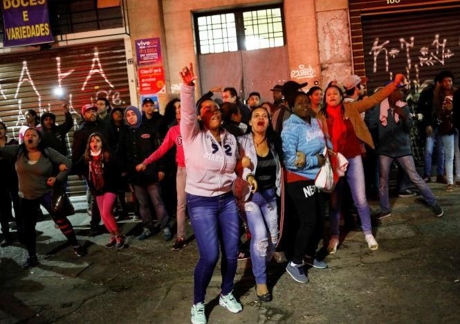 Một nhóm người tham gia đình công ở thành phố Sao Paulo ngày 28-4 - Ảnh: REUTERS