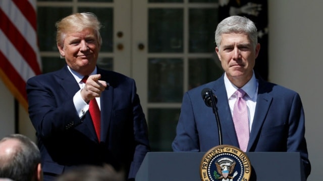 Ông Neil Gorsuch tuyên thệ nhậm chức thẩm phán tối cao Mỹ tại Vườn Hồng, Nhà Trắng ngày 10.4 Ảnh: Reuters