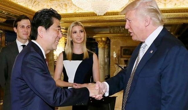 Thủ tướng Nhật Bản Shinzo Abe (trái) là nhà lãnh đạo đầu tiên gặp Tổng thống Mỹ đắc cử Donald Trump.