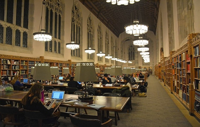Thư viện Tưởng niệm Sterling thuộc hệ thống thư viện Đại học Yale là địa điểm ưa thích của sinh viên với hàng nghìn đầu sách ở nhiều lĩnh vực và không gian yên tĩnh phù hợp cho việc nghiên cứu.