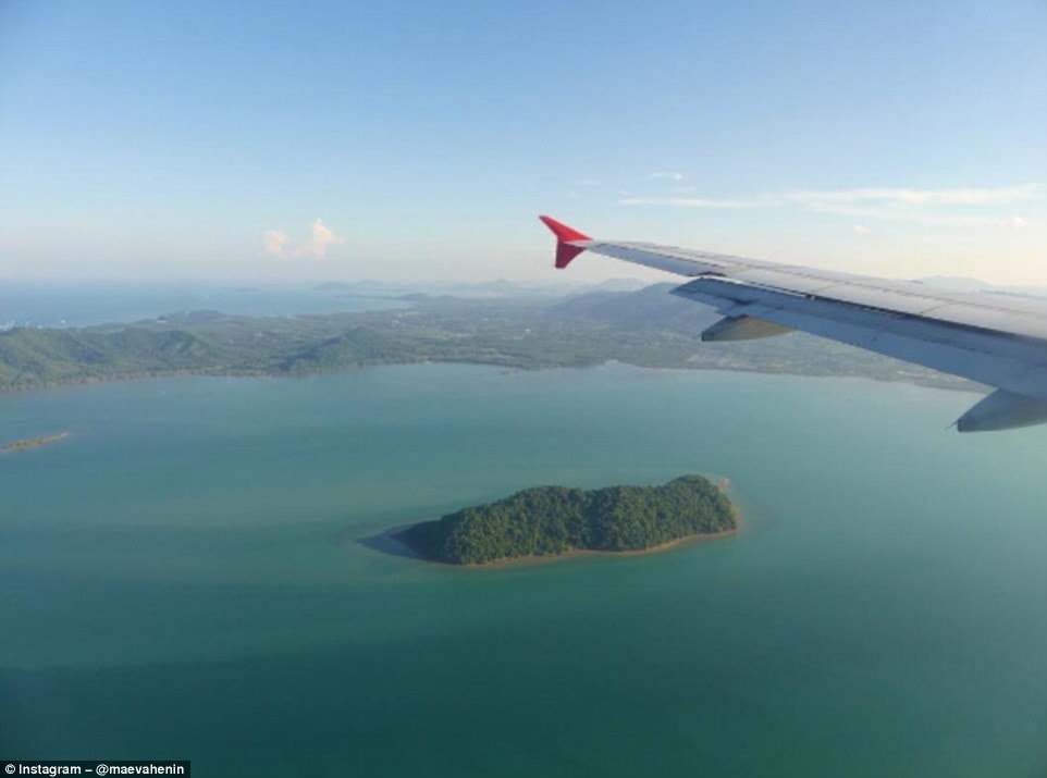 Hòn đảo xanh tươi này được @maevahenin chụp lại trong chuyến bay qua Phuket, Thái Lan.