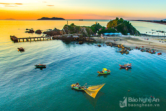 Tham quan Đảo Lan Châu. Nằm ngay sát bờ biển, đảo Lan Châu mang vẻ đẹp hoang sơ. Phía đông đảo là những vách đá lô nhô trải dài ra phía biển, do sự bào mòn của sóng gió tạo cho đá có những hình thù kỳ thú. Trên đỉnh cao của đảo có Lầu Nghinh Phong của vua Bảo Đại. Từ vị trí này có thể quan sát toàn cảnh thị xã, cảng Cửa Lò và phóng tầm mắt ra đảo Ngư, đảo Mắt. 