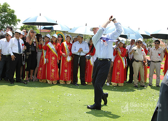 Vui chơi, nghỉ dưỡng tại Cửa Lò Golf Resort. Tổ hợp bao gồm khu biệt thự sân golf cao cấp, sân Golf 18 lỗ đạt tiêu chuẩn quốc tế  và khu vui chơi giải trí bãi biển. 