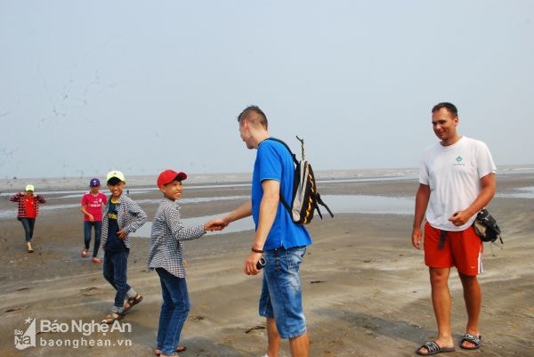 Khách nước ngoài đến với bãi biển Diễn Thành