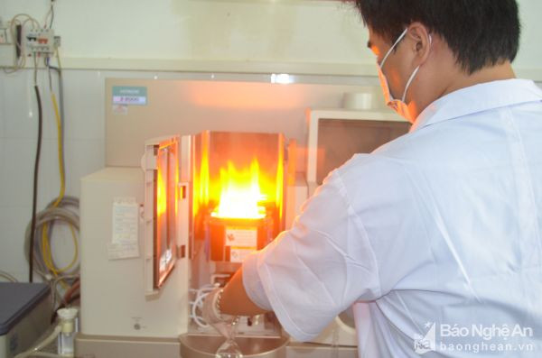 Kỹ sư Lê Duy Khánh vận hành máy quang phổ hấp thụ nguyên tử ASS để thực hiện phân tích hàm lượng kim loại nặng hòa tan trong nước. Ảnh: Hà Giang