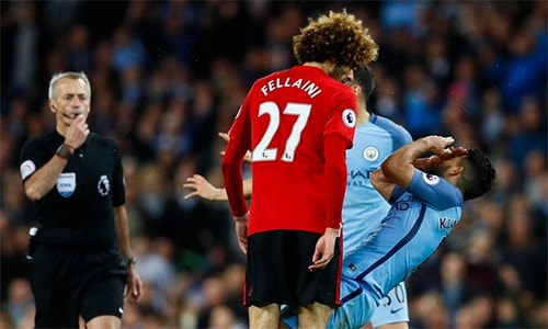 fellaini-linh-an-treo-gio-sau-cu-huc-dau-aguero