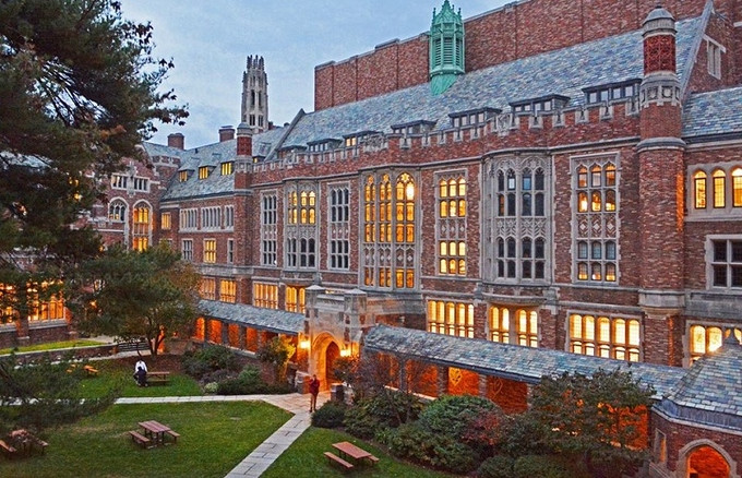 Tòa nhà trường Luật danh giá của Đại học Yale khi lên đèn. Đại học Yale nổi tiếng với những tòa nhà có kiến trúc độc đáo nằm trong khuôn viên tổng thể được xây dựng theo lối Collegiate Gothic. 