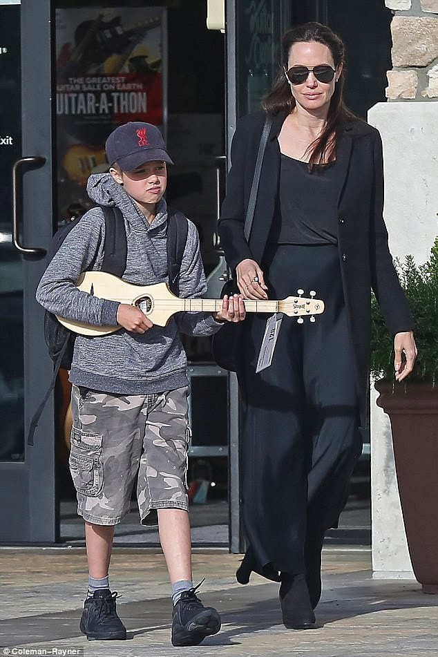 Angelina Jolie và con gái Shiloh ra phố mua sắm hôm 24/4. Ảnh: DM.
