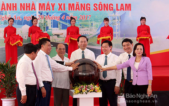 Chủ tịch nước Trần Đại Quang cùng lãnh đạo Trung ương, địa phương và Tập đoàn xi măng The Vissai làm lễ vận hành Nhà máy xi măng Sông Lam. Ảnh Nguyên Sơn