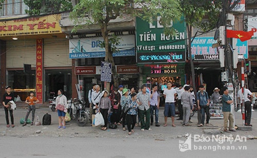 Không chỉ các bến xe, nhà ga, mà tại các trạm đón xe buýt vẫn có thể thấy, rất nhiều người dân đứng đón xe về quê nghỉ lễ. Ảnh: Chu Thanh