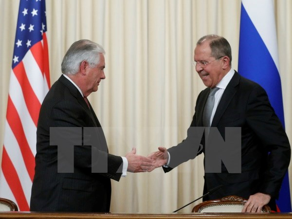 Ngoại trưởng Nga Sergei Lavrov (phải) và Ngoại trưởng Mỹ Rex Tillerson (trái) tại cuộc gặp ở Moskva. (Nguồn: EPA/TTXVN)