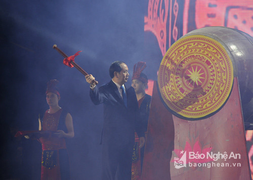 Chủ tịch Nước Trần Đại Quang đánh trống khai hội Lễ hội du lịch Cửa Lò năm 2017. Ảnh: Thành Cường