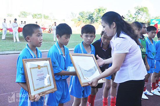 Đồng chí Phạm Thị Hồng Toan - Trưởng Ban tổ chức giải trao thưởng cho các cầu thủ học giỏi đá bóng hay. Ảnh: Đức Dũng