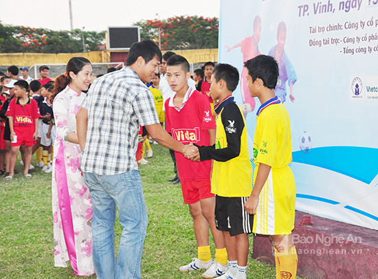 HLV Nguyễn Hữu Thắng trao thưởng cho các cầu thủ tham dự giải. Ảnh: Đức Dũng