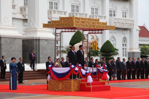 Thủ tướng Lào Thongloun Sisoulith và Phu nhân chủ trì lễ đón Thủ tướng Nguyễn Xuân Phúc và phu nhân