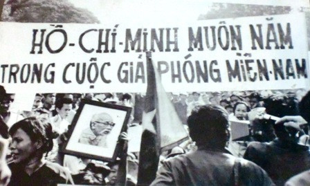 Người dân Sài Gòn đổ ra đường vui mừng chiến thắng