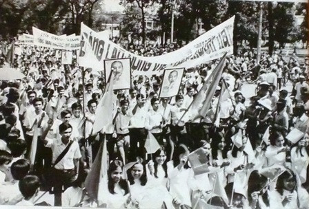 Cùng với cả nước, Sài Gòn ngợp cờ hoa, biểu ngữ ăn mừng chiến thắng