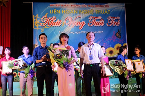Đại diện Huyện đoàn và Ban tuyên giáo tặng quà cho đội văn nghệ dành giải Nhất