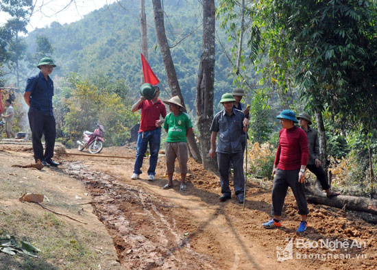 2.Cán bộ huyện Tương Dương và xã Hữu Khuông kiểm tra việc mở đường về bản Huồi Pủng