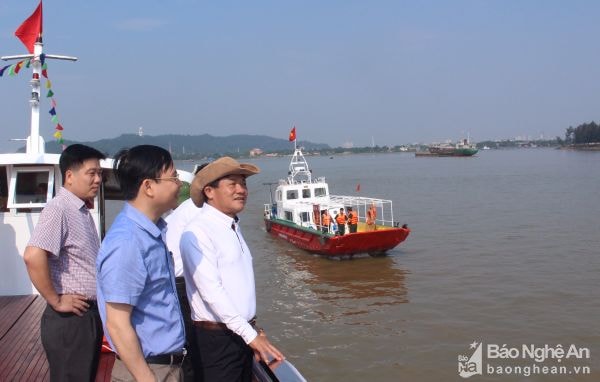 Lãnh đạo TP Vinh, Sở Du lịch khảo sát tour du thuyền trên sông Lam. Ảnh: Phước Anh