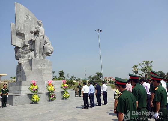 Phó Thủ tướng Vương Đình Huệ và các đồng chí trong đoàn dâng hoa tại tượng đài đồng chí Phan Đăng Lưu.