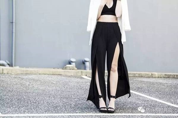 Diện quần xẻ tà với áo crop top xẻ ngực sâu, để tránh tổng thể phô bày da thịt quá đà, cô gái này áo thêm blazer trắng tạo nét đối lập về màu sắc lẫn phong cách.