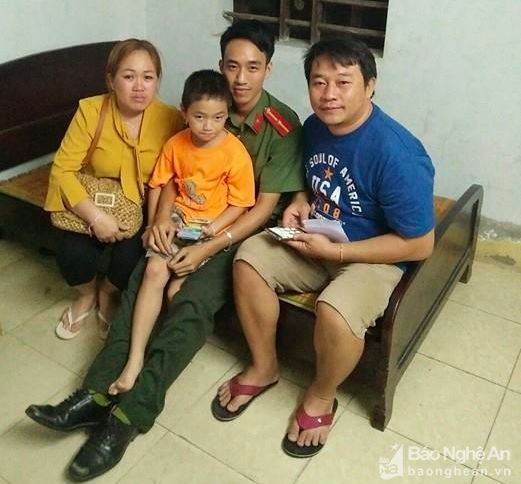 Thiếu úy Nguyễn Văn Quý bên gia đình cháu bé bị lạc Vadthana. Ảnh: Thu Thuỷ